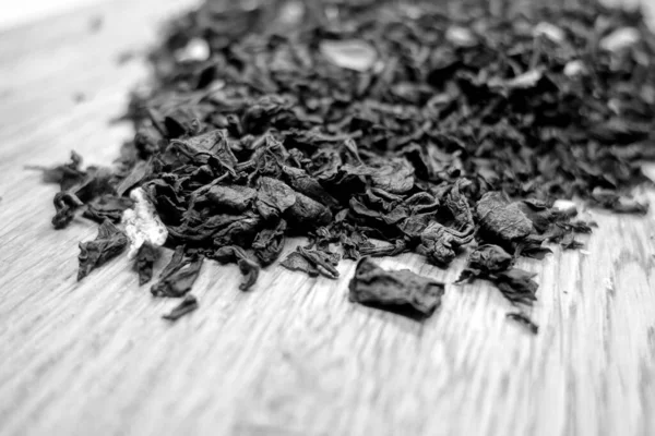 Dry Black Tea Isolated Wooden Board Blur Effect Black White — Stock Photo, Image