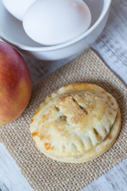 Yumurtalı tek sonbahar elmalı turtası