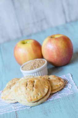 Kırmızı elmalı turta ve çiğ şekerli dikey