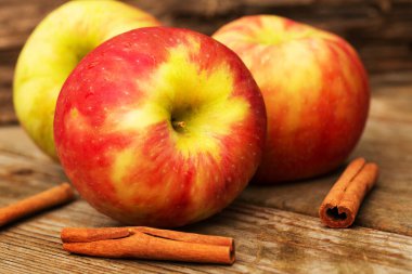 Sonbaharda elmalar ve tarçın çubukları