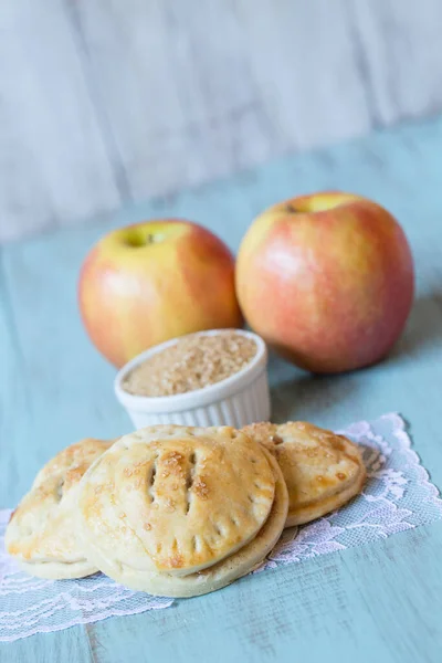 Maçãs Vermelhas Com Tortas Mão Açúcar Bruto Vertical — Fotografia de Stock