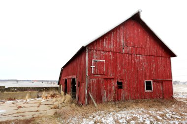 Illinois 'de karlı bir günde güzel kırmızı bir ahır.