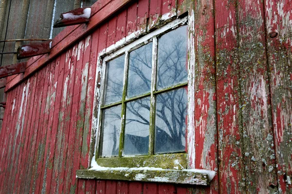 Old Red Barn Window Peeling Paint Moss — Stock Photo, Image