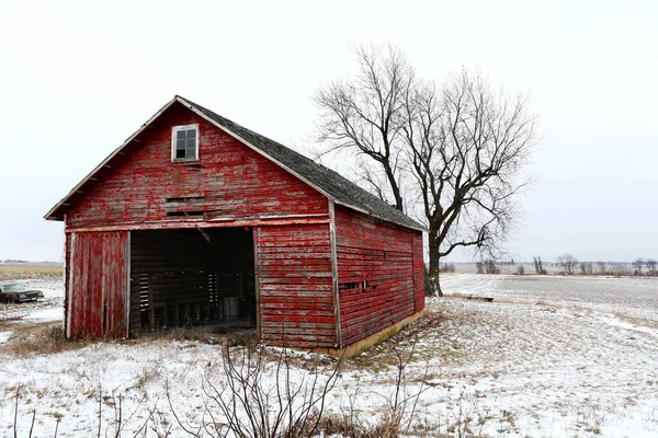 Une Belle Vieille Grange Rouge Dans Neige Dans Illinois Image En Vente
