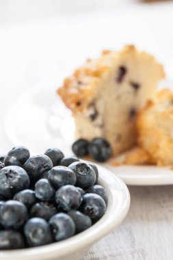 Bir kase yaban mersini ve yaban mersinli kahvaltı.