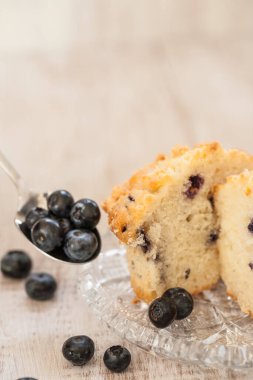 Yaban mersinli kek tabakta ikiye bölünmüş ve içi yabanmersinli.