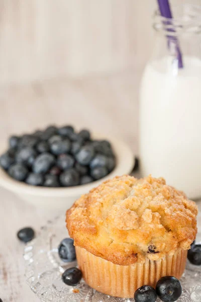 Friska Blåbär Muffins Frukost Med Skål Med Blåbär Och Glas — Stockfoto
