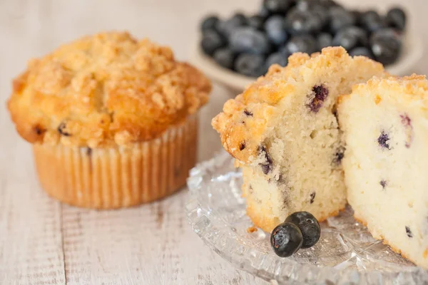 Blueberry Muffin Πρωινό Σκηνή Μπολ Μούρα Στο Παρασκήνιο — Φωτογραφία Αρχείου