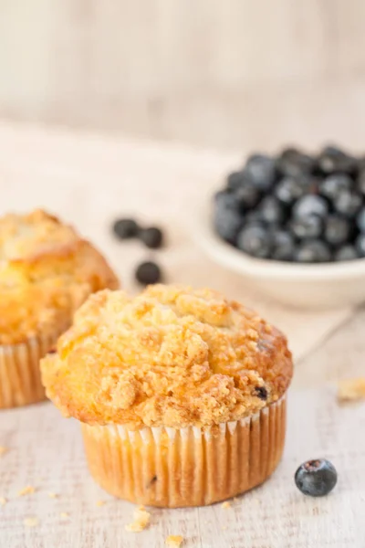 Muffin Mirtilli Colazione Con Briciole Sul Tavolo — Foto Stock