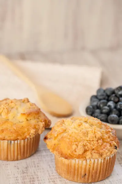 Áfonyás Muffin Reggeli Fakanállal Egy Tál Áfonyával — Stock Fotó