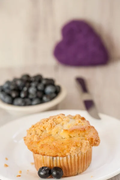 Áfonyás Muffin Reggeli Szív Alakú Háttérrel — Stock Fotó