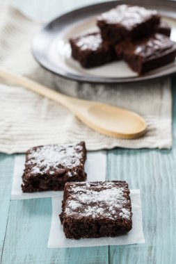 Brownie 'ler odun kaşığıyla tatlı ikramlardı.
