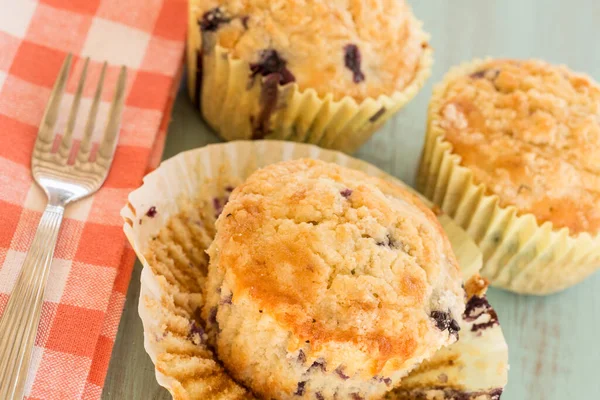Muffins Desayuno Arándanos Con Tenedor Servilleta Cuadros Naranja — Foto de Stock