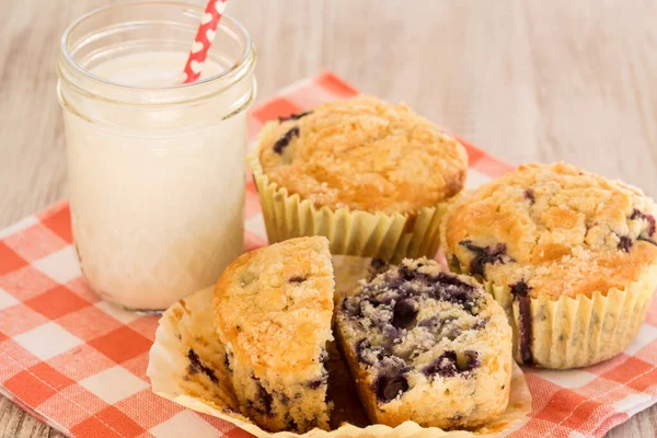 Áfonyás Muffin Reggelire Egy Pohár Tejjel Narancssárga Kockás Szalvétával — Stock Fotó