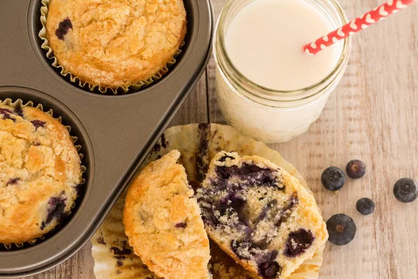 Nybakade Blåbärsmuffins Med Glas Mjölk Och Halm — Stockfoto