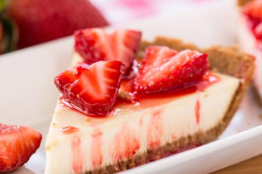 Bir dilim cheesecake taze kesilmiş çilek ile portre makro fotoğraf