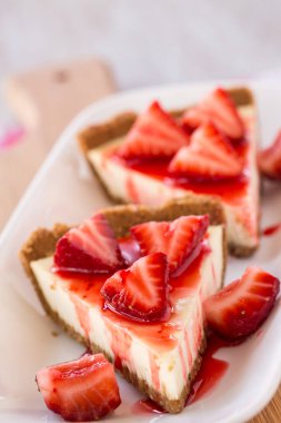 Tatlı olarak iki dilim taze peynirli kek ve çilek.