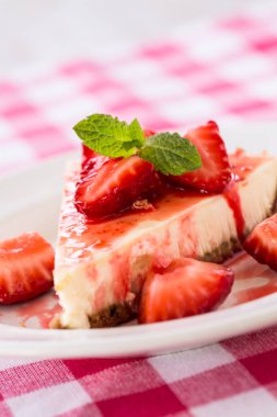 Taze peynirli kek, çilek ve nane yaprağı.