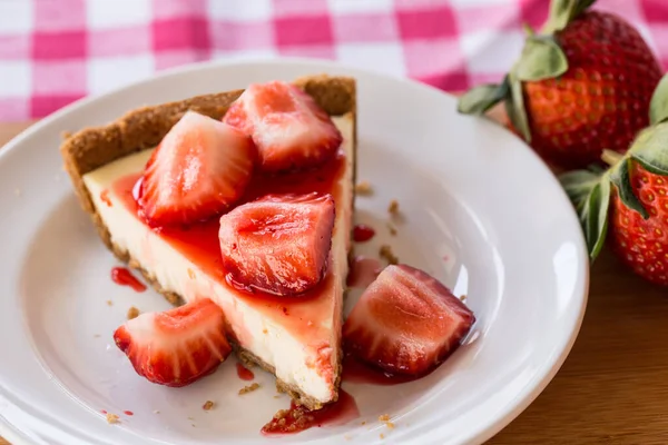 Foto Rebanada Pastel Queso Con Fresas Frescas Cortadas Plato Blanco —  Fotos de Stock