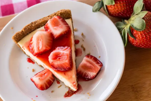 Nahaufnahme Makrofotografie Von Scheiben Käsekuchen Mit Aufgeschnittenen Erdbeeren Auf Weißem — Stockfoto