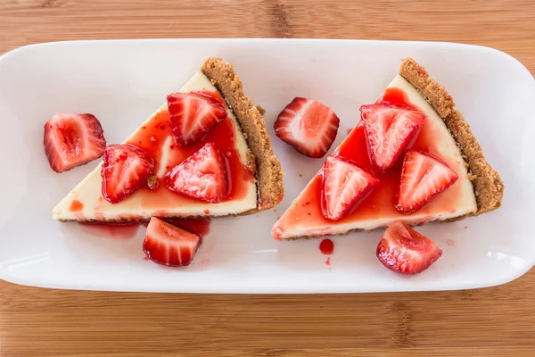 Fotografía Dos Rebanadas Pastel Queso Fresco Con Fresas Plato Blanco —  Fotos de Stock