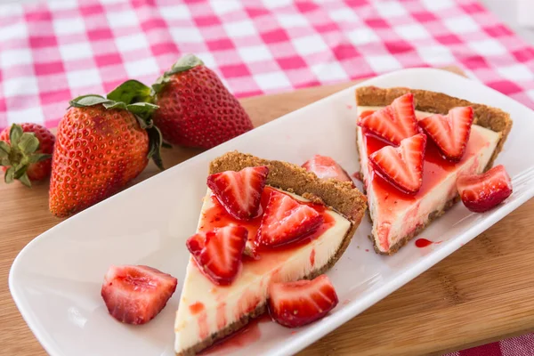 Photo Two Slices Fresh Cheesecake Dessert Sliced Strawberries — Stock Photo, Image