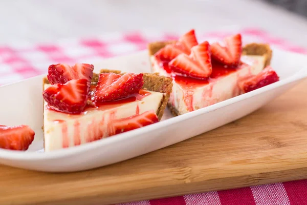 Photographie Deux Morceaux Gâteau Fromage Pour Dessert Avec Des Fraises — Photo