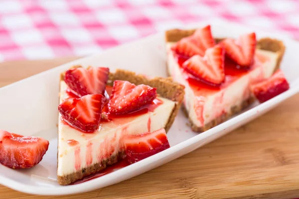 Deux Tranches Gâteau Fromage Frais Avec Des Fraises Coupées Pour — Photo