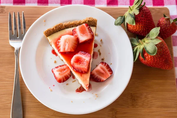 Fotografía Una Rebanada Pastel Queso Fresco Con Fresas Frescas Cortadas —  Fotos de Stock