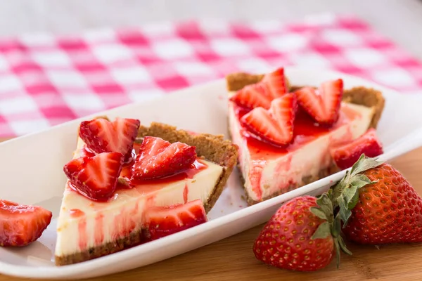 Dos Trozos Pastel Queso Con Fresas Recién Cortadas Mantel Cuadros —  Fotos de Stock