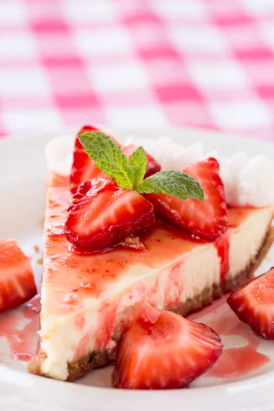 Vers Stuk Kwarktaart Voor Dessert Met Aardbeien Slagroom — Stockfoto