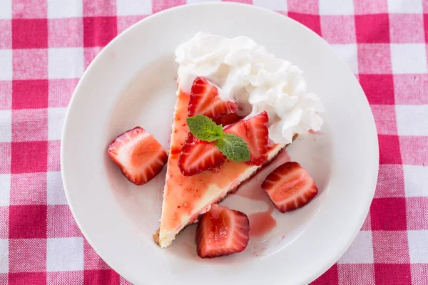 Foto Rebanada Pastel Queso Con Crema Batida Fresas Ramita Menta —  Fotos de Stock