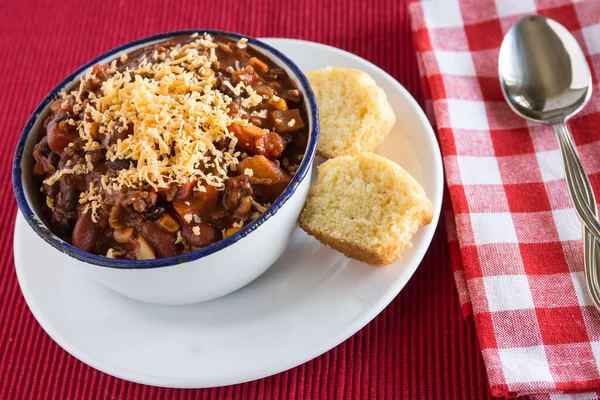 Cuenco Chile Caliente Comida Confort Invierno Con Muffin Pan Maíz —  Fotos de Stock