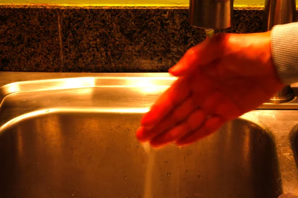 Larga Exposición Del Agua Corriendo Una Mano — Foto de Stock