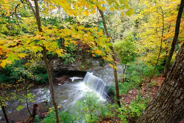 位于俄亥俄州都柏林秋天的印第安瀑布公园 — 图库照片