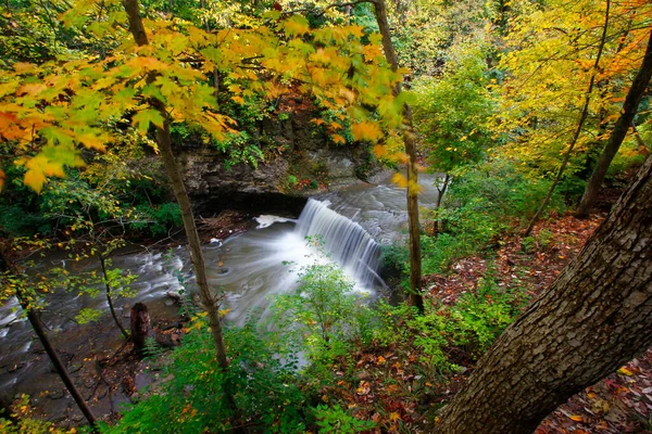 位于俄亥俄州都柏林秋天的印第安瀑布公园 — 图库照片