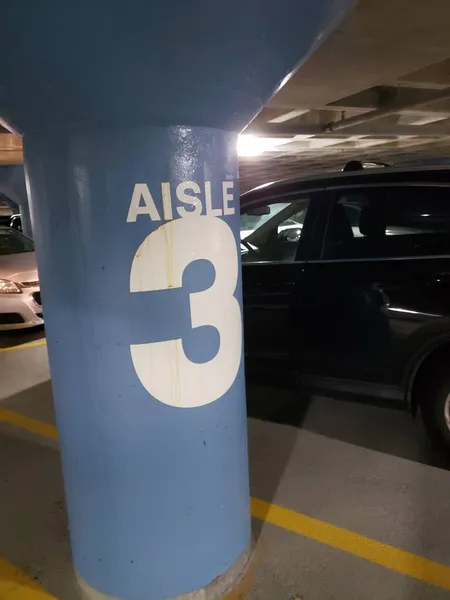 Marcador Garagem Estacionamento Com Carro Estacionado Lado Dele — Fotografia de Stock