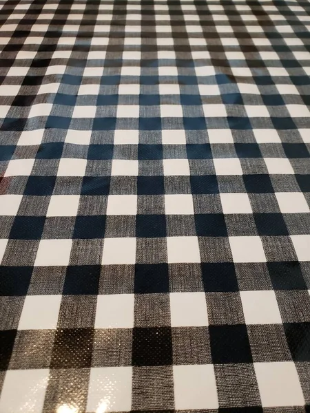 ポリエステル黒と白のチェッカーボードテーブルクロスパターン — ストック写真