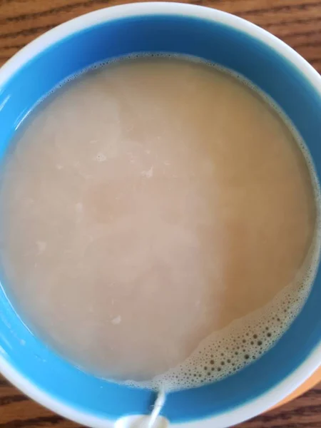 Chá Preto Com Creme Uma Caneca Azul — Fotografia de Stock