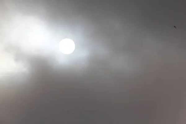 Outono Céu Manhã Com Sol Obscurecido Por Nuvens — Fotografia de Stock