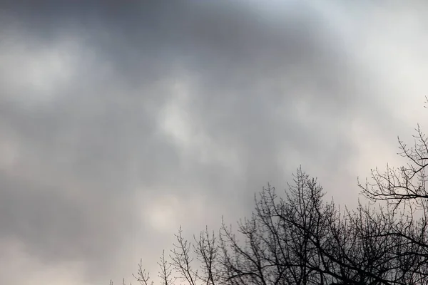 雲に覆われた太陽と秋の朝の空 — ストック写真