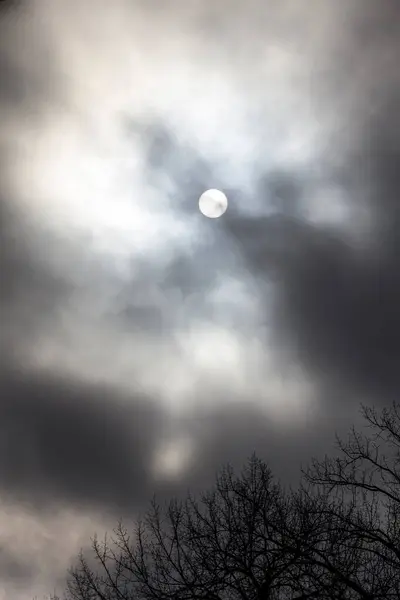 Sole Oscurato Durante Una Mattina Nuvolosa Autunno — Foto Stock