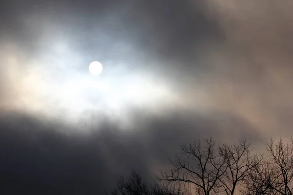 Открытое Утреннее Небо Солнцем Скрытым Облаками — стоковое фото