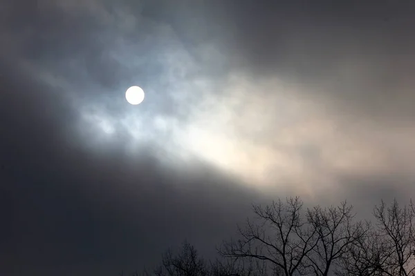 Autunno Mattina Cielo Con Sole Oscurato Dalle Nuvole — Foto Stock