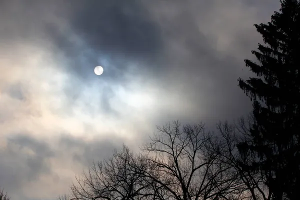 Autunno Mattina Cielo Con Sole Oscurato Dalle Nuvole — Foto Stock