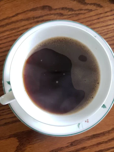 Tahta Masadaki Bir Fincan Koyu Kahvenin Kuş Bakışı Görüntüsü — Stok fotoğraf