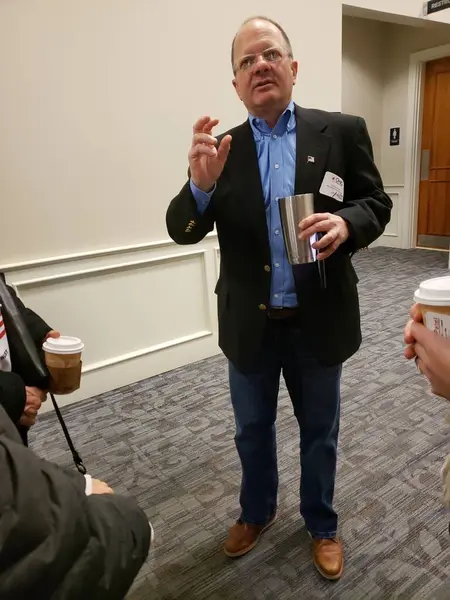 俄亥俄州共和党参议员候选人马克 普基塔在一次会议上与潜在选民交谈 — 图库照片