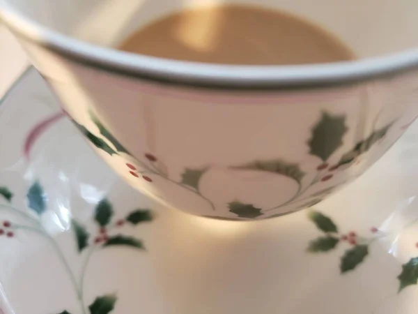 Крупный План Рождественской Чашки Блюдца Кофе — стоковое фото