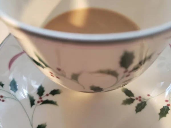 Nahaufnahme Von Weihnachtstasse Und Untertasse Mit Kaffee — Stockfoto