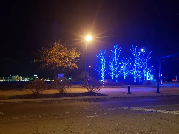 Geceleyin Yol Kenarında Noel Işıkları — Stok fotoğraf